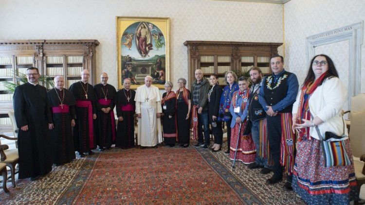 البابا يلتقي وفود السكان الأصليين من كندا: "لقد أصغى لألمنا"