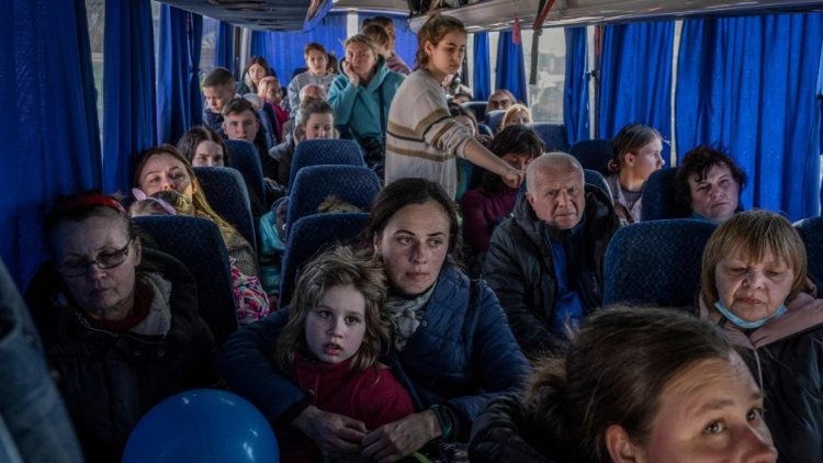 Ukrainische Flüchtlinge reisen am Montag per Bus in Polen ein