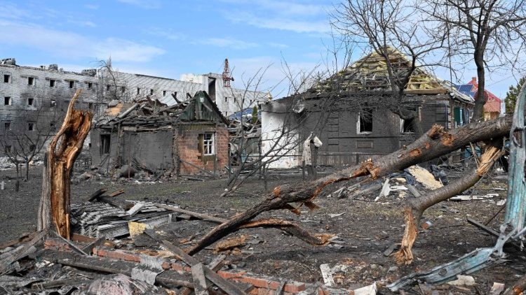 Uma fotografia mostra edifícios destruídos em Kharkiv em 29 de março de 2022, destruídos por bombardeios de tropas russas, no 34º dia da invasão russa da Ucrânia. - A Ucrânia está pedindo um "acordo internacional" para garantir sua segurança, que seria assinado por vários países garantidores, disse em 29 de março de 2022 o negociador-chefe ucraniano após várias horas de conversas russo-ucranianas em Istambul. (Foto de Sergey BOBOK/AFP)