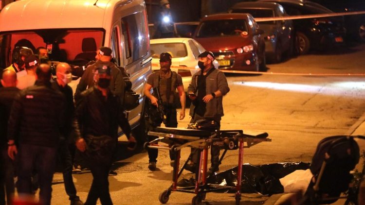 Sicherheitskräfte und Helfer nach dem Anschlag von Bnei Brak, einem Vorort von Tel Aviv, bei dem am letzten Dienstag fünf Menschen starben