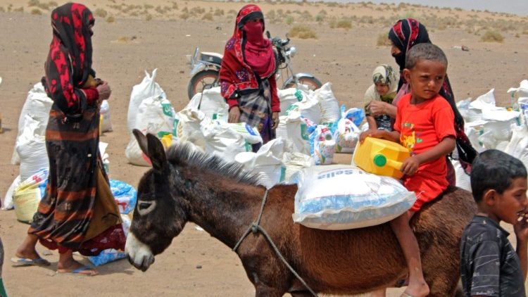 Jemenitische Familie beim Transport von Korn, durch den Ukraine-Krieg droht in vielen Ländern noch stärkerer Hunger