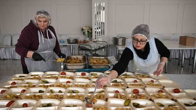 Volontarie preparano pasti per i rifugiati ucraini, Sireti, Moldavia