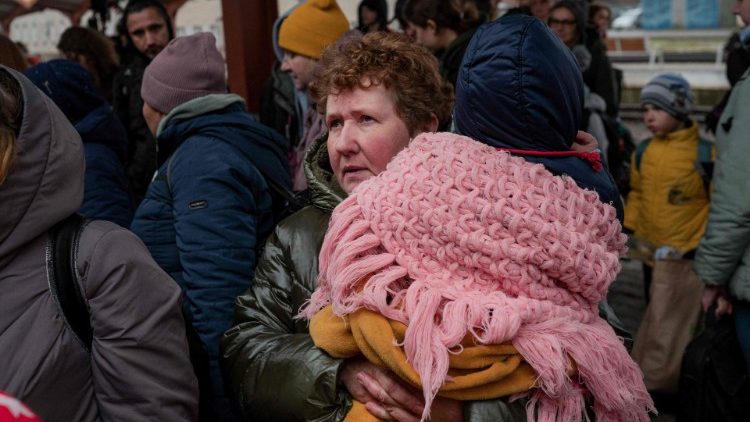 Una abuela abraza a su pequeña nieta en la frontera entre Polonia y Ucrania