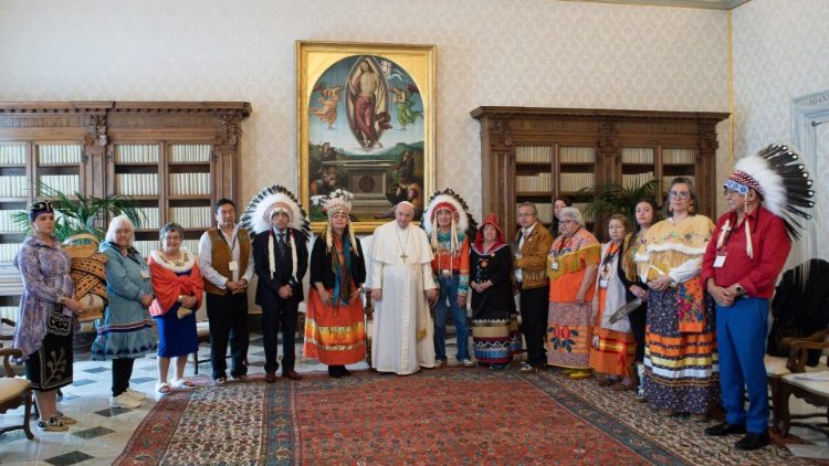 Ferenc pápa a kanadai őslakos népek képviselőivel a Vatikánban