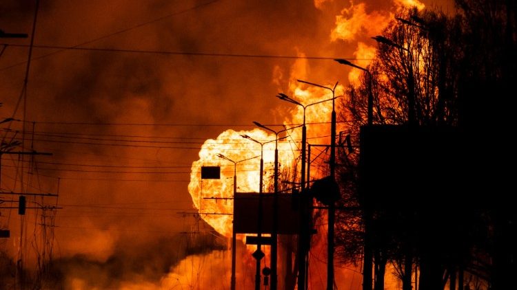 Um posto de gasolina em chamas após ataques russos na cidade de Kharkiv, em 30 de março de 2022, em meio à invasão russa da Ucrânia. (Foto: FADEL SENNA/AFP)