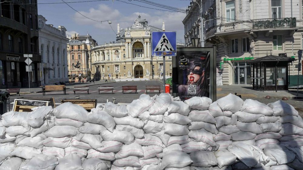 Nesta foto de arquivo tirada em 17 de mar?o de 2022, uma barricada  retratada em frente ao Teatro Acadmico Nacional de ?pera e Bal em Odessa. (Foto por BULENT KILIC/AFP)