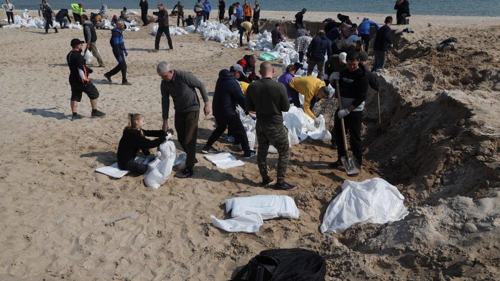 Nesta foto de arquivo tirada em 25 de mar?o de 2022, moradores locais cavam e enchem sacos com areia enquanto constroem uma barricada em Odessa em 25 de mar?o de 2022, em meio  invas?o russa da Ucr?nia. (Foto de Oleksandr GIMANOV/AFP)