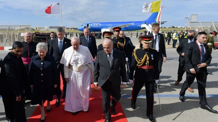 A Szentatya köszöntése Málta repülőterén