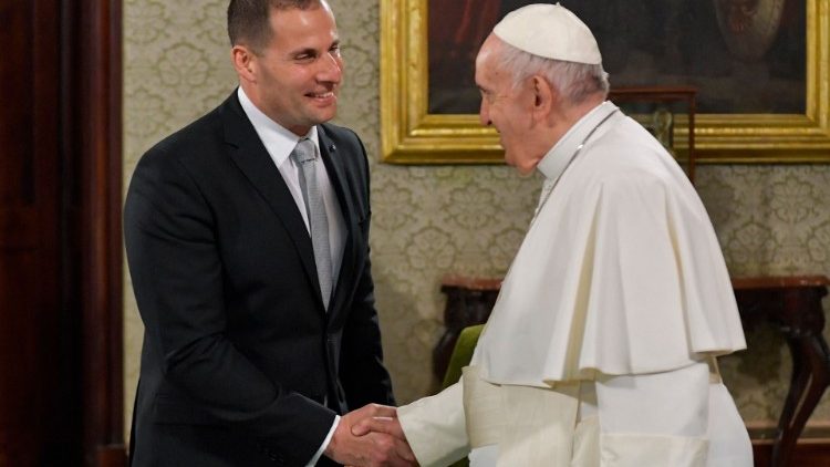 Robert Abela, Maltas Regierungschef, begrüßt Papst Franziskus