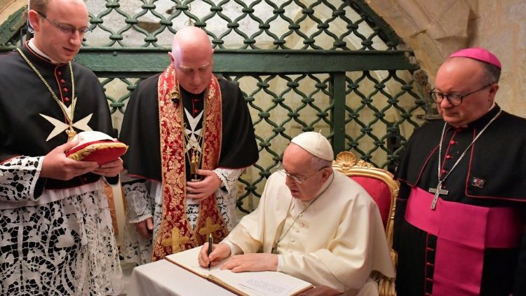Popiežius Maltoje. Dešinėje – arkivyskupas Charles Scicluna