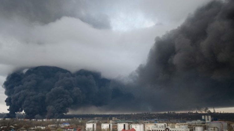 Fumo si innalza dopo l'attacco russo su Odessa