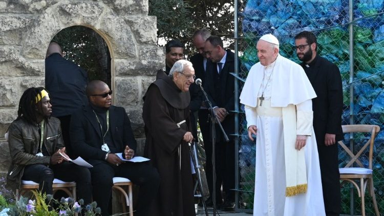 Papst Franziskus trifft einen 91-jährigen Franziskanerbruder (Aufnahme vom April 2022)