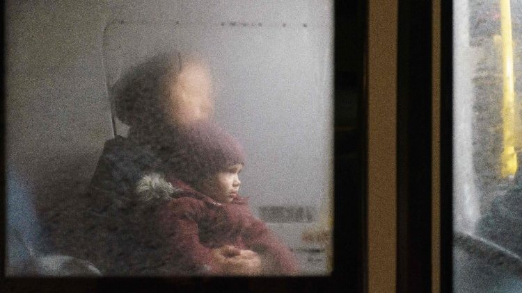 Pessoas sentadas em um ônibus enquanto um comboio de evacuação de ônibus e carros chega a um centro de deslocados em Zaporizhzhia, nas primeiras horas de 4 de abril de 2022, durante a invasão militar da Rússia lançada na Ucrânia. (Foto por Emre Caylak / AFP)