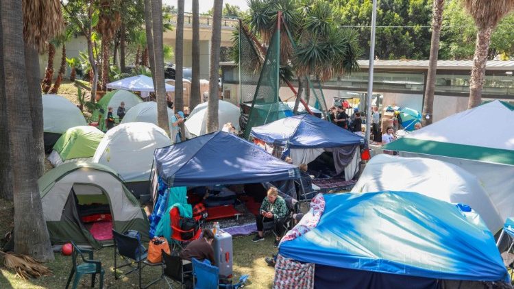 Refugiados ucranianos esperan para entrar en Estados Unidos en en Tijuana, México, el 4 de abril de 2022. 