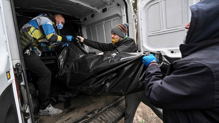 Po Rusijos kariuomenės pasitraukimo Bučoje surenkami civilių kūnai