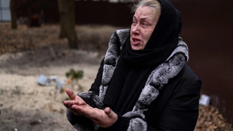 O desespero de uma mulher em Bucha, Ucrânia
