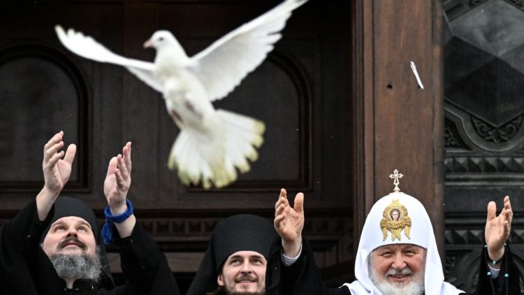 Rosyjski patriarcha prawosławny Cyryl i duchowni wypuszczają białe gołębie po mszy z okazji Święta Zwiastowania Pańskiego przed katedrą Chrystusa Zbawiciela w Moskwie, 7 kwietnia