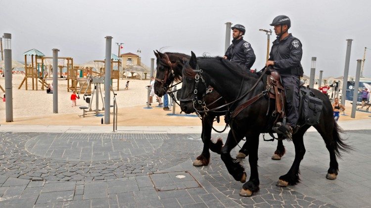 Forze dell'ordine a cavallo pattugliano strade di Tel Aviv