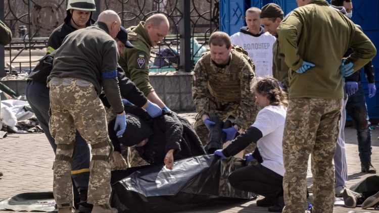 Soldados ucranianos retiran los cadáveres de unas 50 personas tras un ataque con misil contra una estación de tren dedicada a la evacuación de civiles.