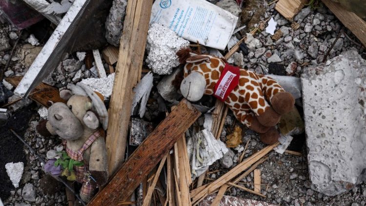 Brinquedos de crianças em residência destruída por bombardeios russos em Borodianka. PHOTO by Ronaldo Schemidt/AFP