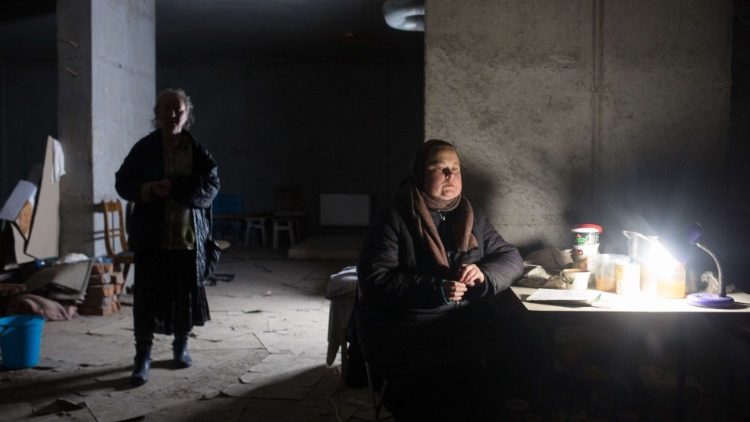 Des habitants dans les sous-sols de la ville de Tchernihiv, en Ukraine, le 9 avril 2022.