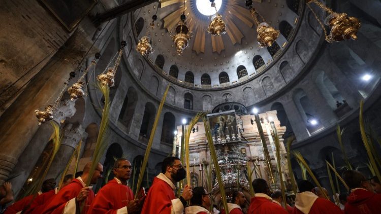 No Domingo de Ramos (10), as três voltas de clero e fiéis ao redor da Edícula do Santo Sepulcro