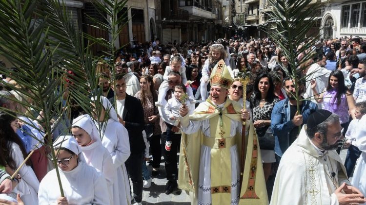 Cristãos sírios celebram o Domingo de Ramos na Catedral maronita de Mar Elias, no centro histórico da cidade de Aleppo, no norte, em 10 de abril de 2022. (Foto da AFP)