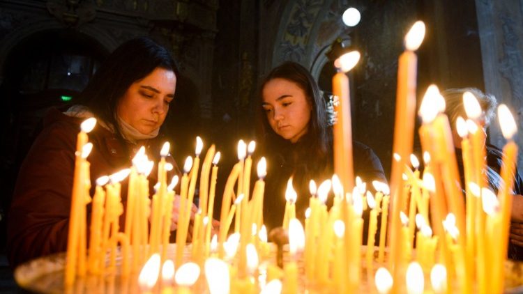 Gläubige in der Ukraine entzünden Kerzen 