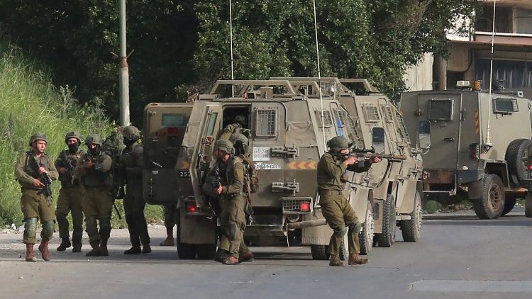 Israelische Sicherheitsbeamte suchen am 11. April 2022 bei einer Razzia nach gesuchten Palästinensern in der Stadt Nablus im besetzten Westjordanland nach einer Serie von Anschlägen in Israel, bei denen in den letzten drei Wochen 14 Menschen ums Leben kamen.
