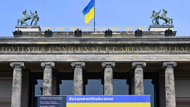 L'Altes Museum de Berlin, abritant la collection d'œuvres antiques des Musées Nationaux de Berlin, affiche son soutien à l'Ukraine. 