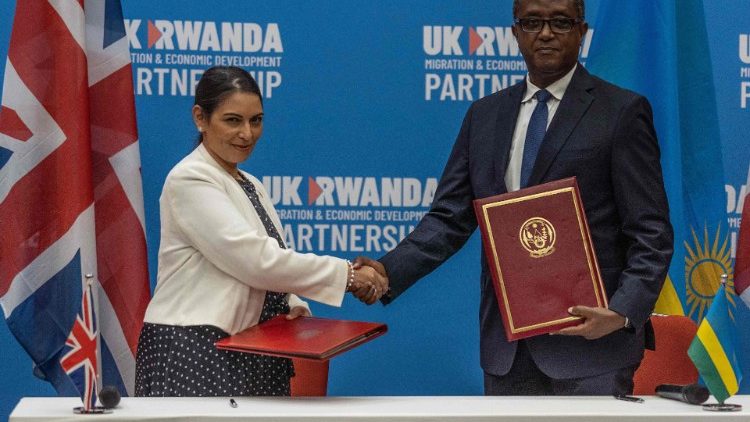 Il ministro degli interni britannico, signora Patel, e quello degli Esteri del Ruanda, Biruta, firmano il memorandum d'Intesa