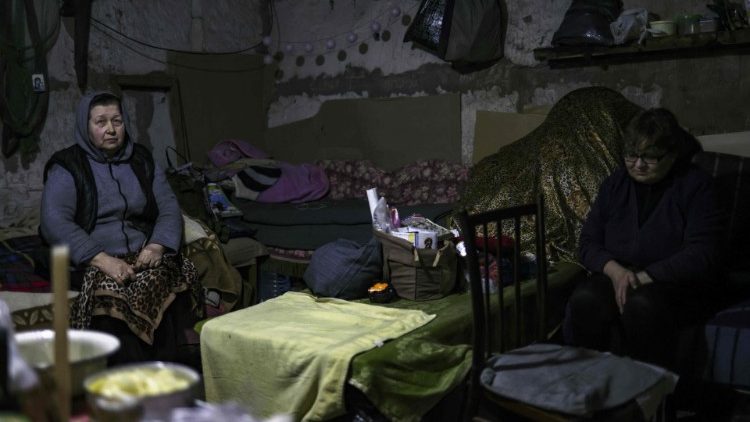 Ciudadanos ucranianos refugiados en un bunker en el Donbás