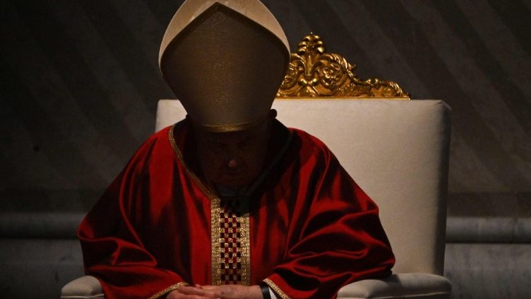 Papst Franziskus bei der Karfreitagsliturgie im Petersdom