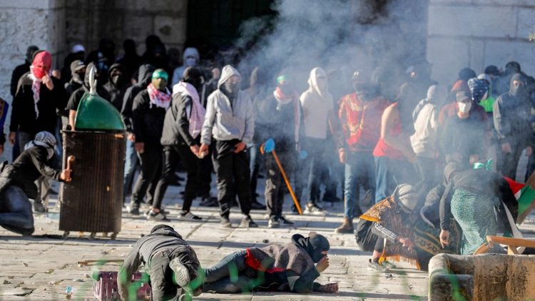 Gerusalemme: violenti tafferugli tra polizia e dimostranti palestinesi