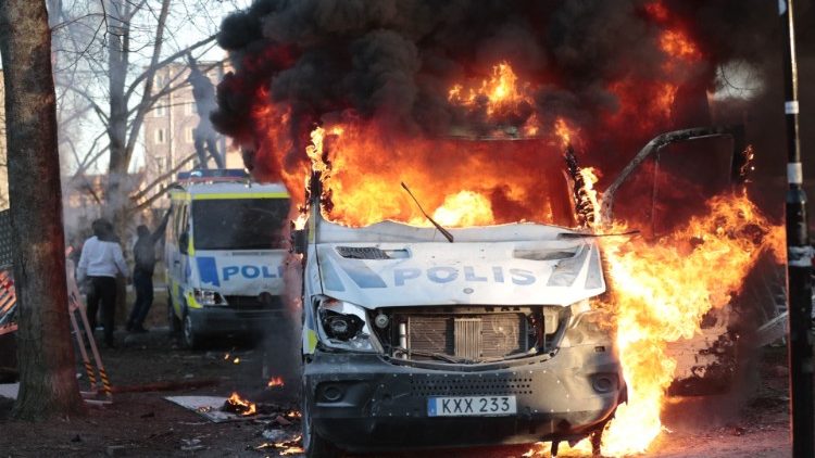 Brennendes Polizeiauto nach Ausschreitungen in Orebro am 15. April