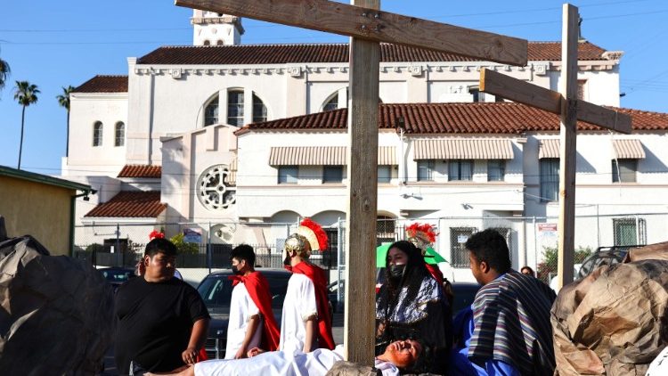 Hispán katolikusok nagypénteki Via Crucis-a Los Angeles latino negyedében