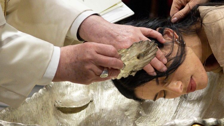 Ferenc pápa felnőtteket keresztelt a vigília szertartáson   