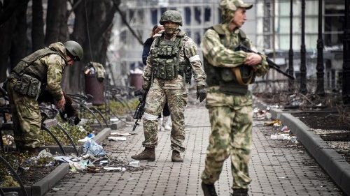 La stretta su Mariupol, sospesi i corridoi umanitari 
