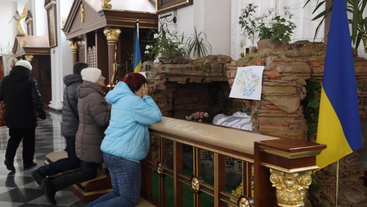 Fidèles en prière, dimanche de Pâques, 17 avril 2022, en la cathédrale de l'Assomption-de-la-Bienheureuse-Vierge-Marie d'Odessa, en Ukraine. 