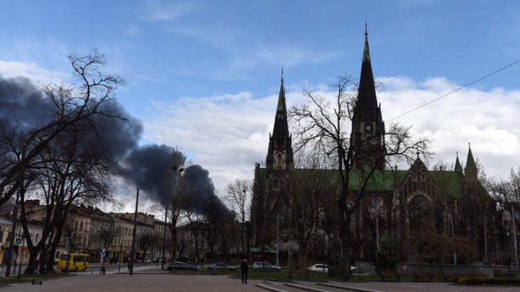 Fumaça escura sobe após um ataque aéreo na cidade de Lviv, no oeste da Ucrânia, em 18 de abril de 2022.  (Foto de Yuriy Dyachishyn / AFP)