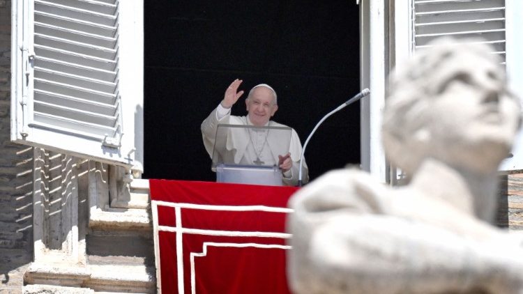 Papst Franziskus beim Mittagsgebet