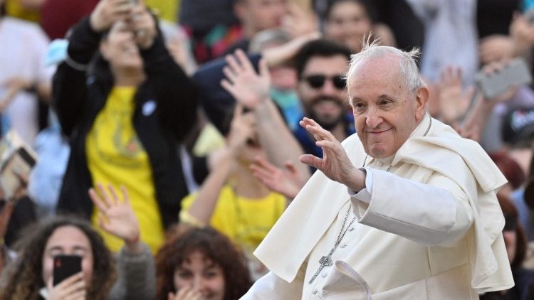 Ferenc pápa a fiatalok körében a húsvéthétfői imavirrasztáson