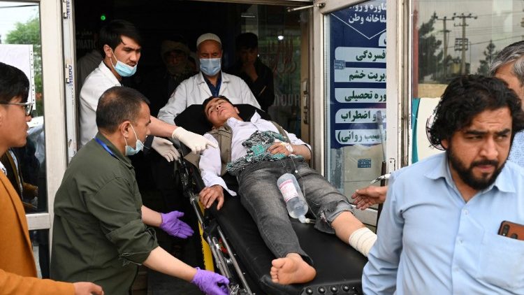 Afghanistan: soccorsi agli studenti feriti nell'attentato