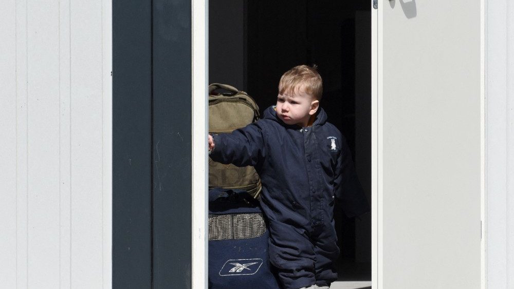 Crian?a abrigada em conteiner/casa em Lviv. (Photo by Yuriy Dyachyshyn/AFP)