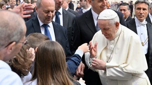 कार्डिनल फार्रेल ˸ पोप सभी परिवारों का आलिंगन करना चाहते हैं