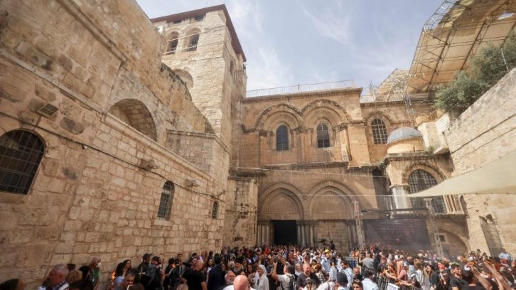 Fidèles sur le parvis de l'église du Saint-Sépulcre dans la Vieille ville de Jérusalem, Samedi Saint, 23 avril 2022. 