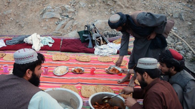 W Afganistanie ludzie umierają z głodu, krajem wstrząsają zamachy