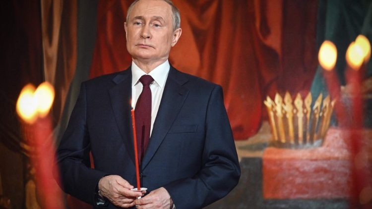 Russischer Präsident Wladimir Putin beim orthodoxen Ostergottesdienst in Moskau