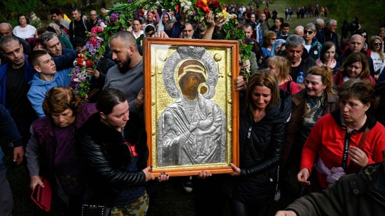 Procession à l'occasion de la fête de Pâques au monastère orthodoxe de Bachkovo, en Bulgarie, le 25 avril 2022