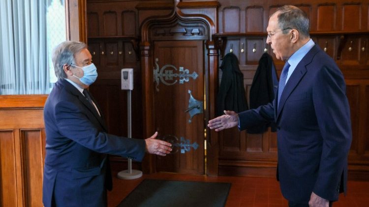 L'incontro tra il segretario generale dell'Onu, Antonio Guterres (a sinistra) e il ministro degli esteri russo, Sergei Lavrov (Afp)